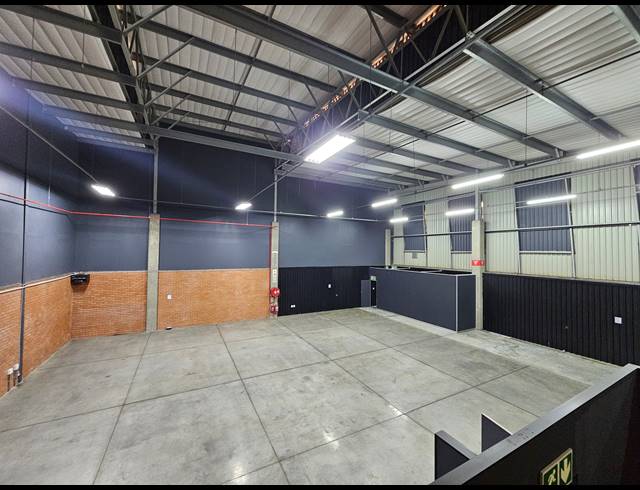 530M² WAREHOUSE TO LET IN LONGLAKE